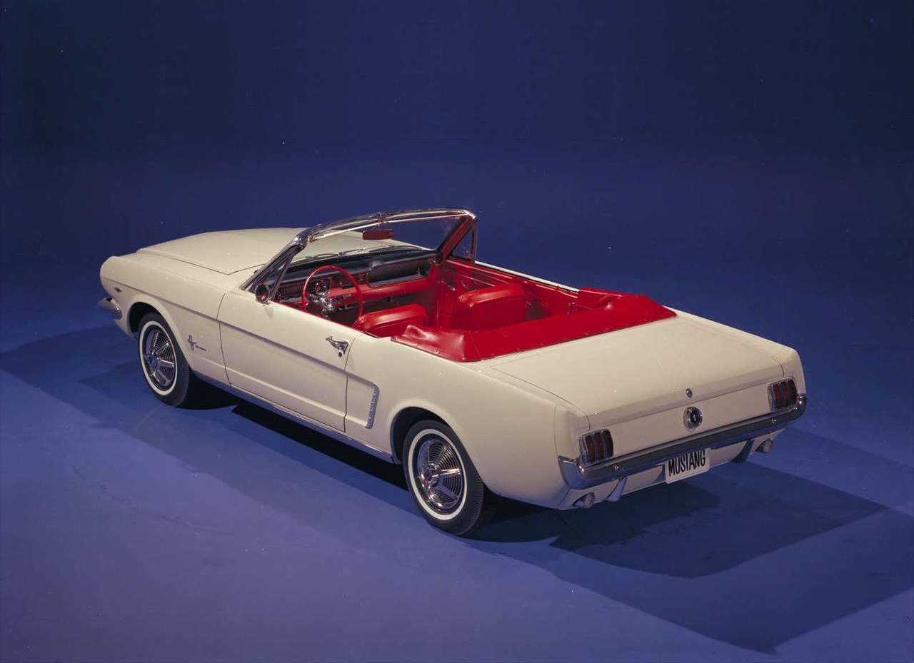 De allereerste Mustang die het prototypestadium voorbij was en van de band liep in Dearborn, Michigan: deze Convertible. (Copyright: Ford)