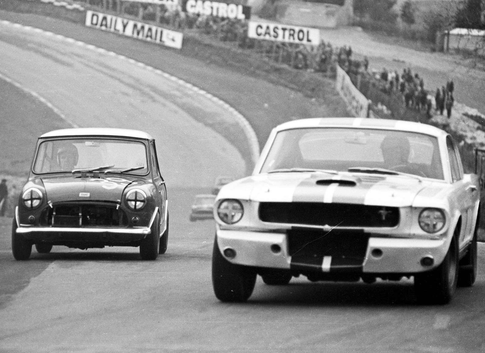 De eerste Shelby Mustang werd aanvankelijk gebouwd voor racedoeleinden. Hier is de GT-350 verwikkeld in een strijd met een andere legendarische auto: de Mini Cooper S. (Foto: Netcarshow.com)